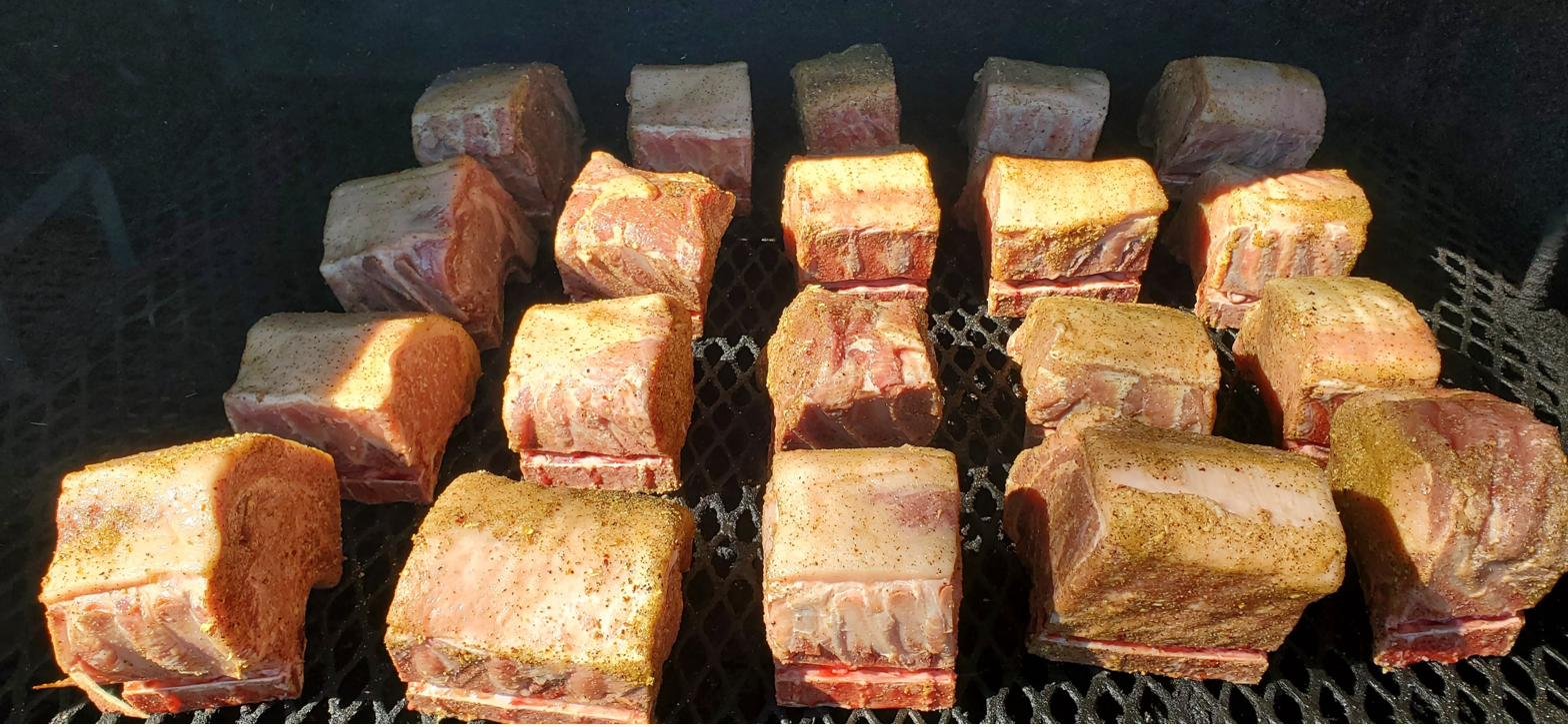 Seasoned beef short ribs on the smoker grate